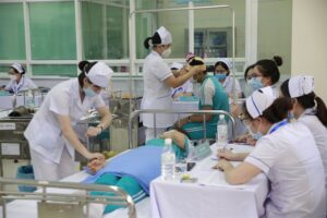 Nâng cao trình độ chuyên môn, tích lũy kinh nghiệm và phát triển kỹ năng là những cách giúp Điều dưỡng mở rộng cơ hội việc làm và cải thiện thu nhập